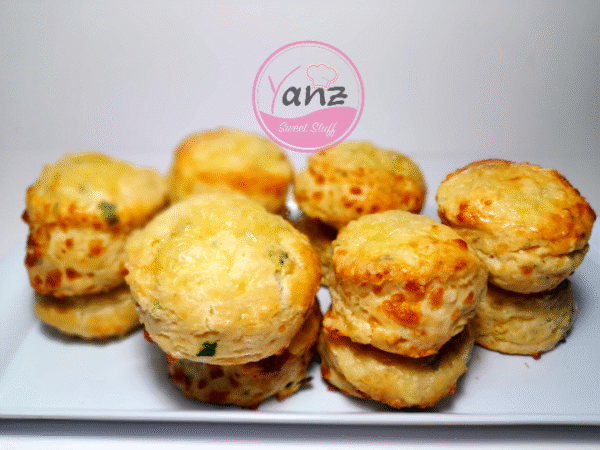 CHEDDAR CHIVES BISCUITS - 8 pieces